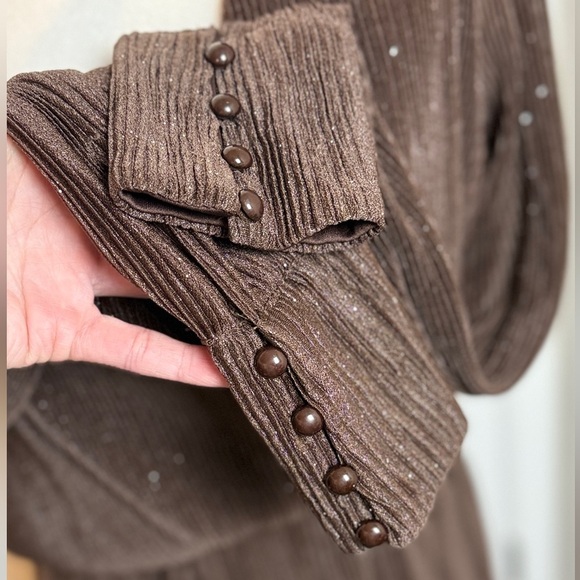 Elegant Pleated Ribbed Textured V Neck Metallic Brown Evening Wedding Maxi Dress - Picture 11 of 11